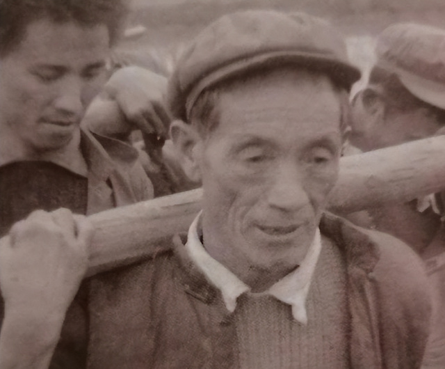 1984年，种地32年的老农看到一张报纸，才知两国领导人都在找他