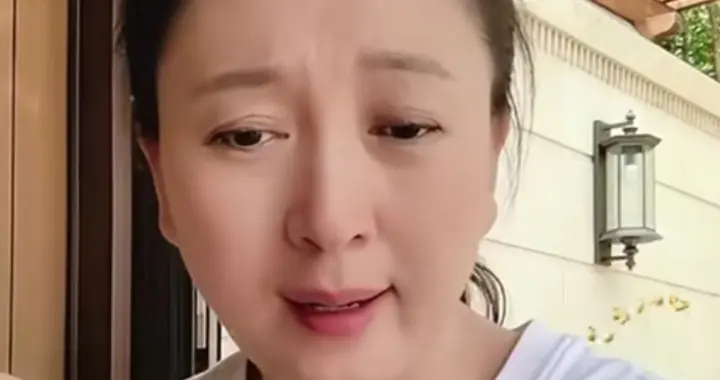 闫学晶被举报偷税：评论区沦陷，海南税务受牵连，酸黄瓜们不答应