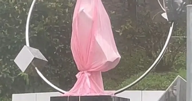 大S去世一周年！金宝山最新现场照曝光，雕像用粉布包裹，很用心