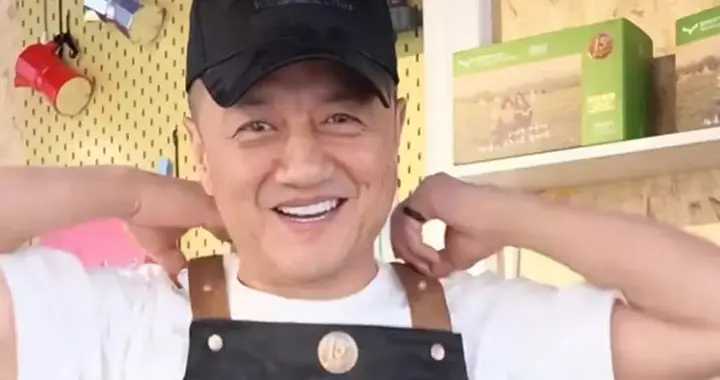 李亚鹏一家云南相聚！李嫣穿透视装，身材火辣性感，堂姐颜值很高