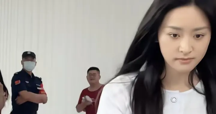 沈月今日拍戏路透，穿着睡衣披发，她真的越素越美