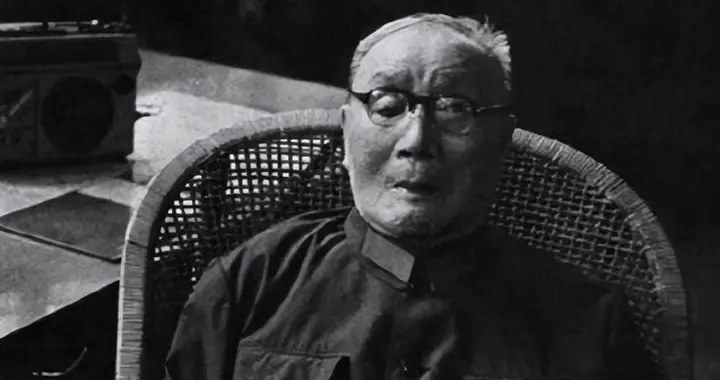 1967年刘伯承摸索去病房探望老友，紧握其手感慨：你太辛苦了