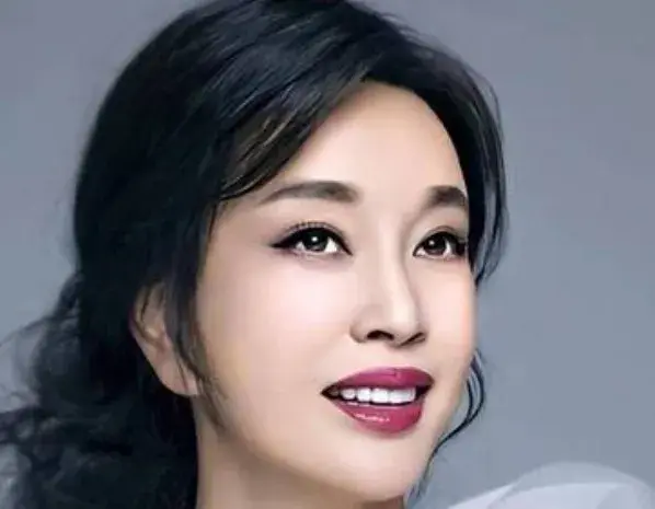 74岁刘晓庆再被查税，从武则天到漏税皇，初代顶流剧本杀疯了