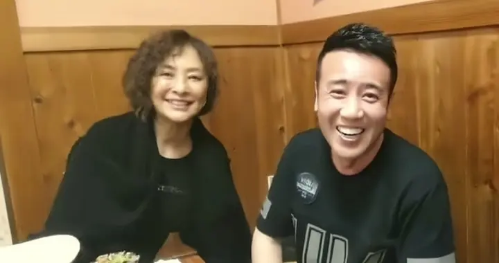 54岁于和伟和好友聚会，43岁王宝强穿搭低调，63岁李勤勤罕见现身