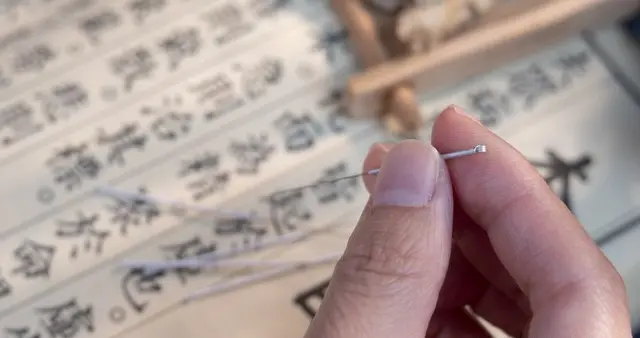 针灸为何“反着治”？一个病例看懂中医“左病治右”的智慧