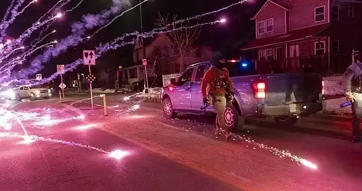 催泪弹横飞！美国后院闹出大事，特朗普被迫做出一个罕见决定