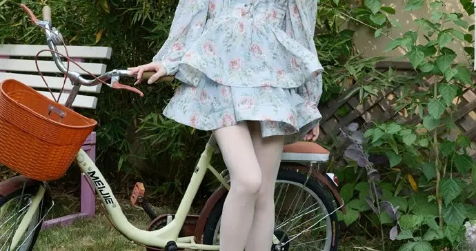 演员刘萌萌穿着白色丝袜写真，丝滑又迷人