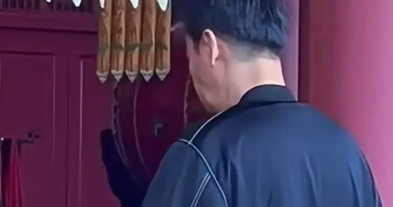 辛柏青现身天台山桐柏宫，为逝去妻子祈福，面容憔悴双眼红肿