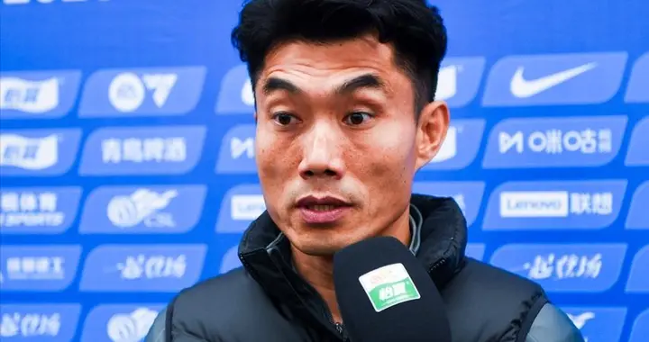 心疼郑智！青岛西海岸1-5惨败蓉城，阵容拆半+伤病满营，真的难
