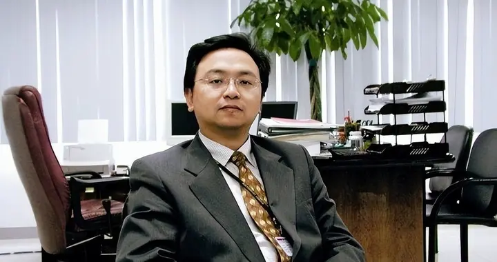 王传福：15岁成孤儿，靠嫂子卖嫁妆读书，成总裁后把嫂子宠成公主