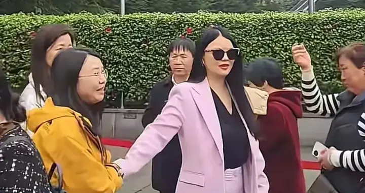 风波后首露面！李湘瘦了太多，变低调内敛，王诗龄终于穿成学生样