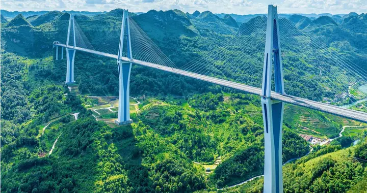 中国基建再破纪录，625米高桥跨峡谷，村民返乡能搭上致富快车？