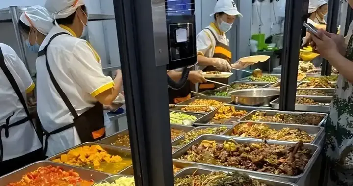 北京硬核新规！2027年底前，中小学彻底取消校外配餐