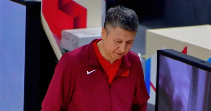 连续主客场两败于韩国男篮，郭士强指导终为他的自大与固执买了单