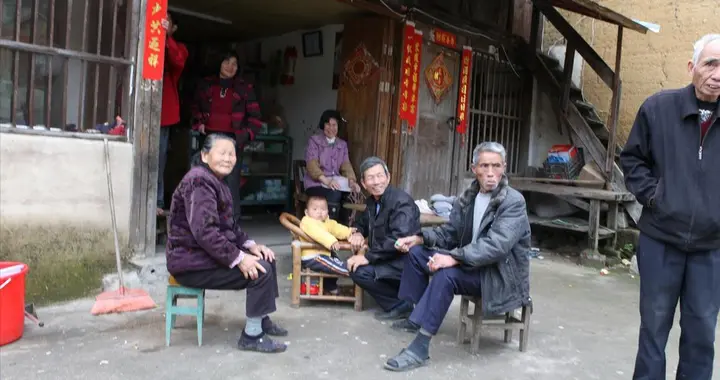 92岁母亲临终变得刻薄，张嘴就骂儿女，大姐泪奔：妈不想让咱想她