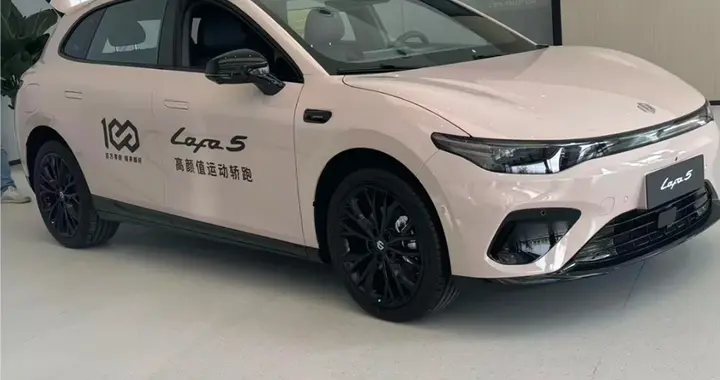 零跑Lafa5内饰曝光，翻毛皮座椅抢眼！起售价10万内？