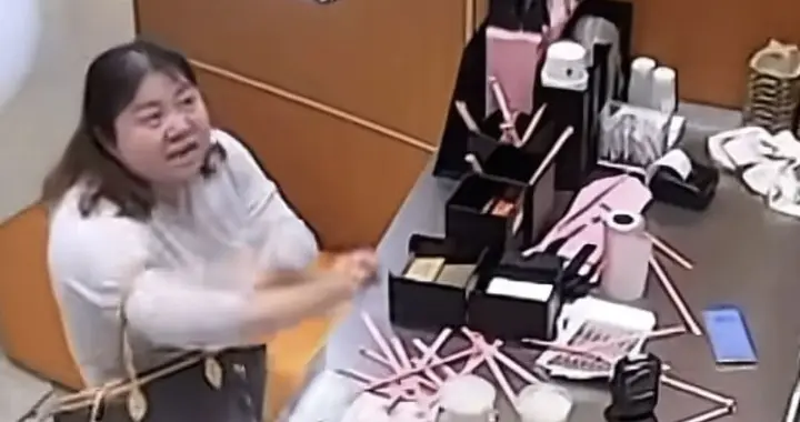 奶茶店扔吸管砸人后续：身份曝光，警方通报：拘留5日，罚500元