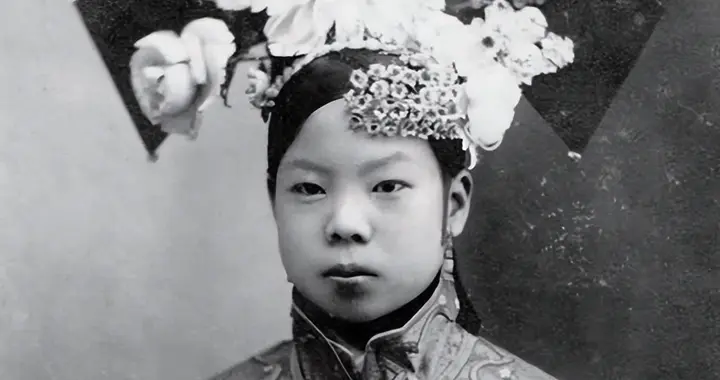 溥仪大婚夜，太监隔墙听见皇后惨叫，婉容咬牙：不许进来