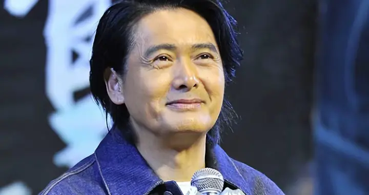 65亿裸捐成空话？周润发香港大火零捐赠，网友怒喷：虚伪作秀！