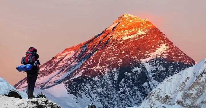 外刊高频词 lofty：一个词如何“优雅地泼冷水”