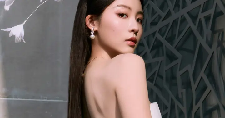 孙芮纯白抹胸连衣裙， 缪斯女神