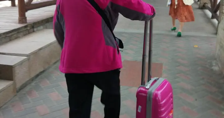 参加一场婚礼后，表姐扔掉了十年前的旧衣服，报了旅游团：想开了
