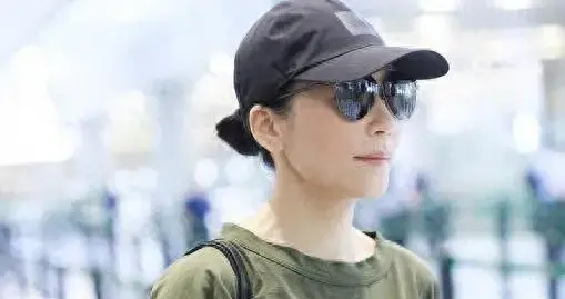 俞飞鸿真是中年女人的穿搭标杆！穿T恤+黑色紧身裤，没有大妈味！