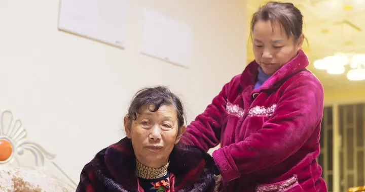 婆婆住院儿媳贴身照顾，婆婆不领情：你个不挣钱的闲人就该伺候我