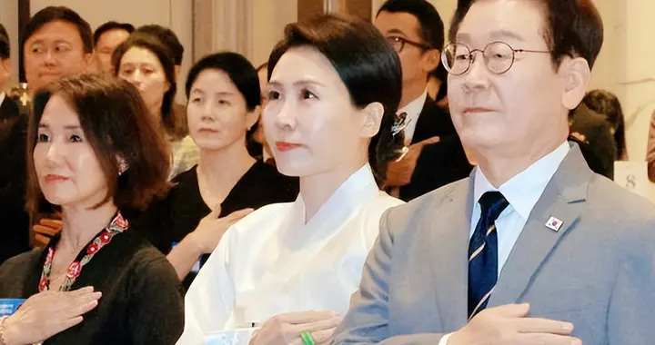 韩国夫人抵达马来西亚，在同胞晚宴上惊艳现身，戴帝王绿戒指抢镜