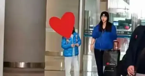 汤唯一家三口回娘家探亲！机场上发生小插曲，9岁女儿女神范十足