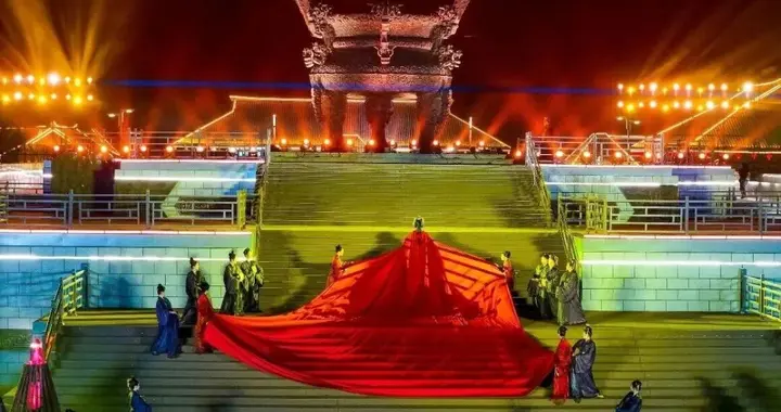 美哭啦！荆州惊现10 米战国袍，一夜刷爆朋友圈！