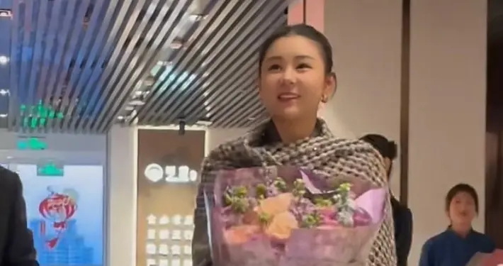 李小萌过年回天津娘家，请亲戚吃饭王雷缺席，妈妈出镜好年轻优雅