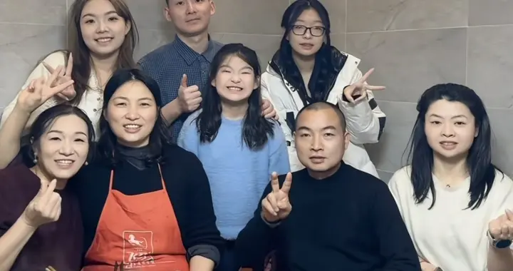 谢浩男舅舅和许妈再此团聚 疑似舅妈也去了 网友提醒许爱华两件事