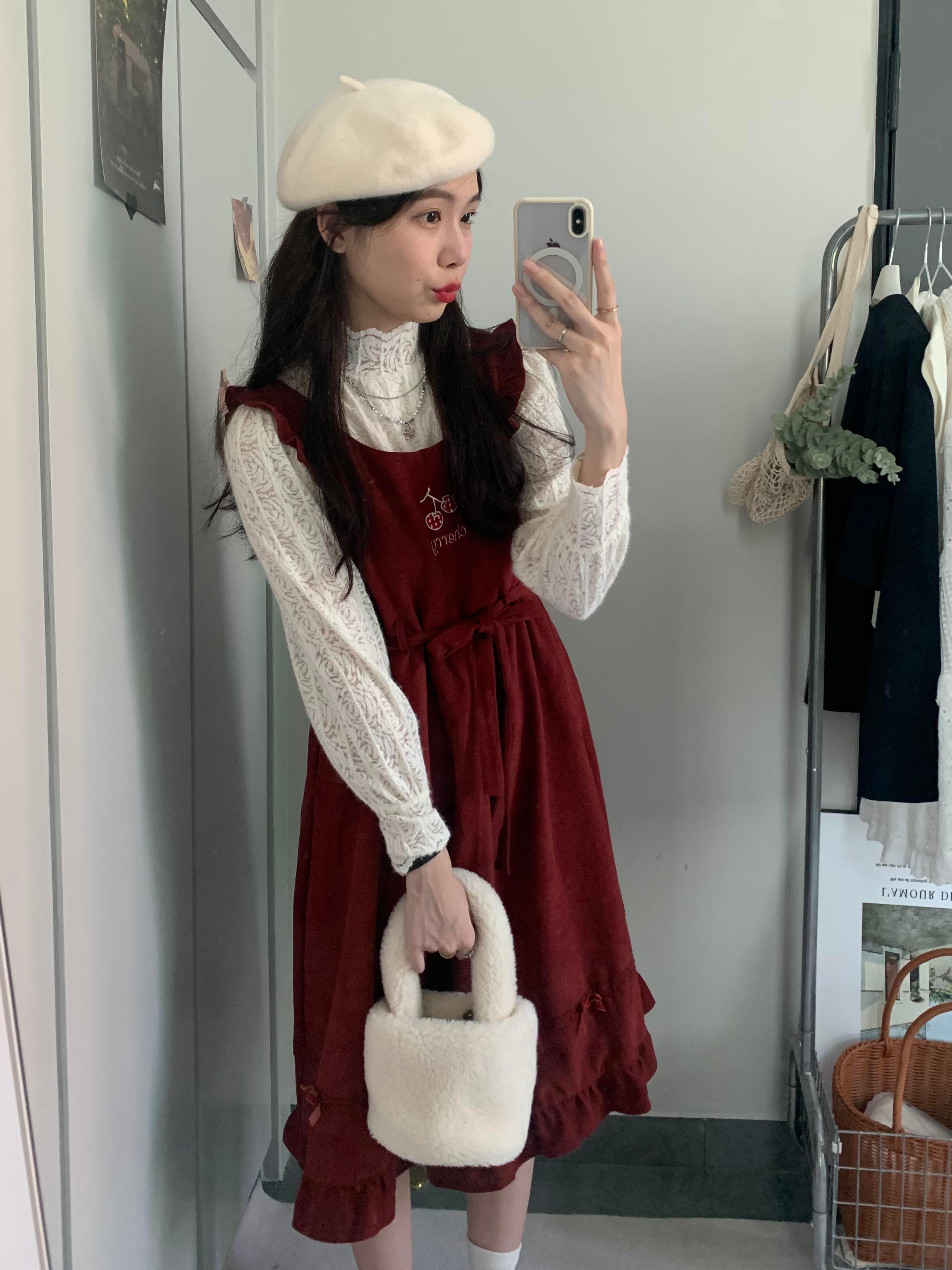 一整个乖乖少女甜美住！红色背带裙好好看