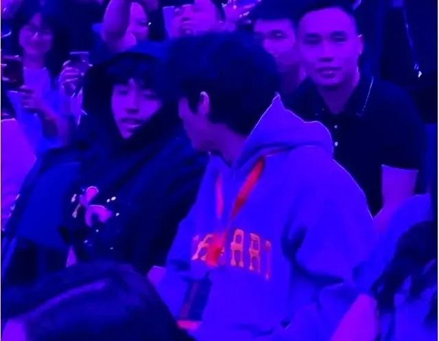 谢霆锋两儿子看老爸演唱会，父子好似饼印一样！非常帅气 开朗阳光