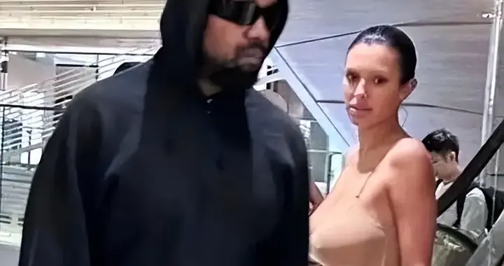 坎耶带着娇妻俩娃现身游乐园，风格大不同。夫妻两个和好了吗？