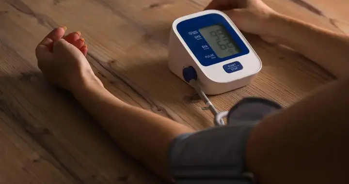 紧急叫停！医生提醒：吃降压药的人，身体发现这5个症状必须停药