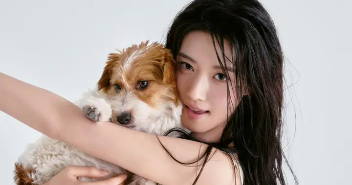 卢昱晓纯白小背心