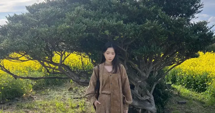 徐娇嫌油菜花土土的，结果往地里一站，才知道自己是大错特错！