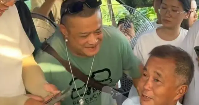 流浪大师沈巍好事连连，先后接受正规媒体采访，又开始做热点评论