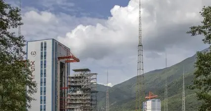 美军两颗卫星，轮番贴脸监视一颗中国卫星，为什么反而越盯越没底