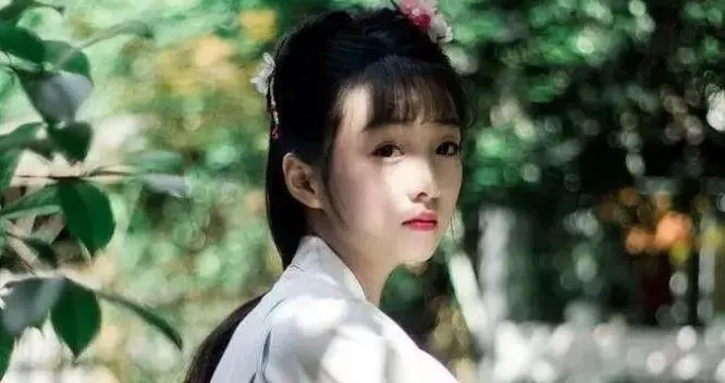 18岁校花嫁给36岁的中将，一生无出却把丈夫的孙女培养成一代歌星