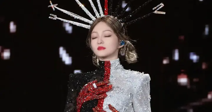 张韶涵｜小魔女涵这套造型莫名很有圣诞节氛围