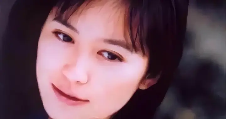 至今未婚未育，但身边有男人陪了近20年！54岁的她才是人间通透
