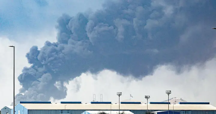 新一轮打击，伊朗邻国遭波及！外媒逼问是否援伊，中方斩钉截铁