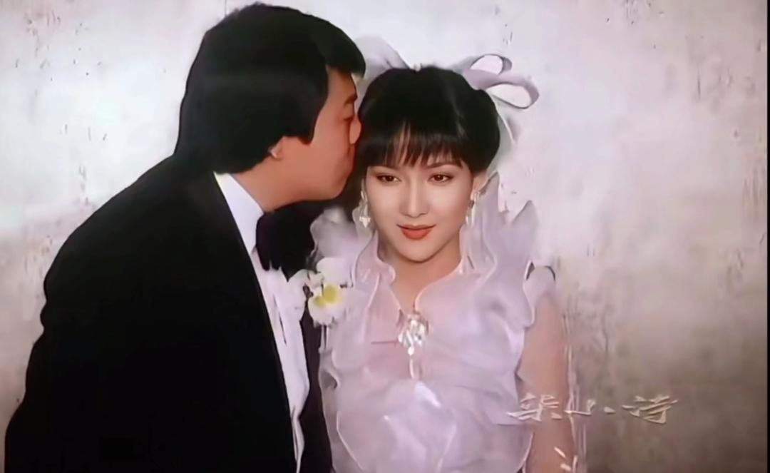 小青扮演者陈美琪当年她21岁，结婚时脸上洋溢幸福了笑容