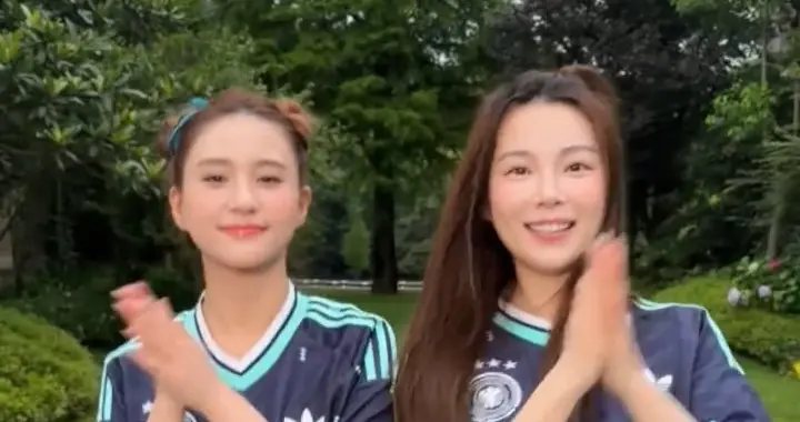 豪门千金褪去拘谨！何超莲球衣牛仔裤随性起舞，元气氛围感拉满