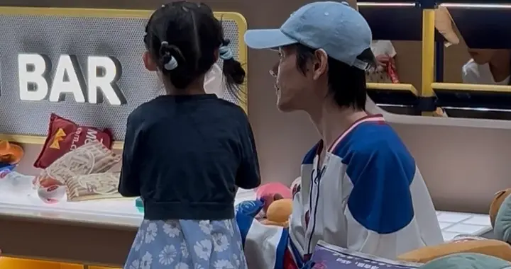 向佐郭碧婷现身北京，带孩子游乐场玩，5岁向芷身高优越性格活泼