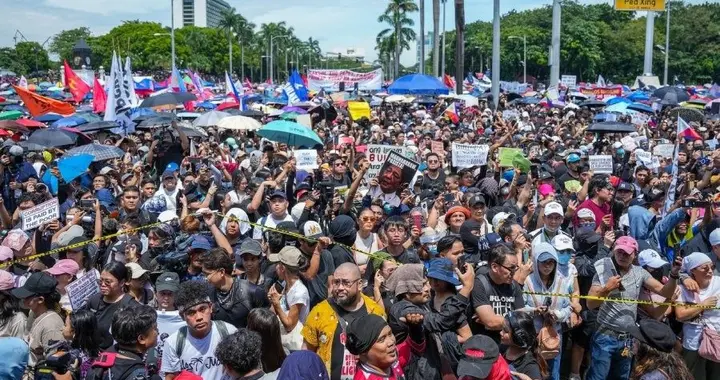 爆发游行！数十万人抗议贪腐，马科斯连使3招，我军舰现身黄岩岛