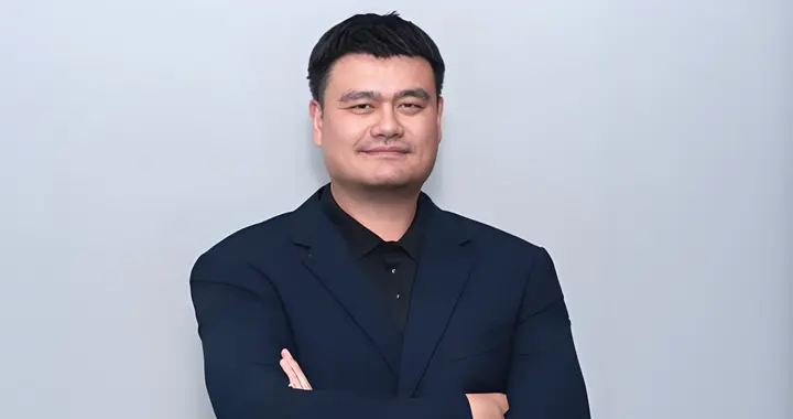 姚明10岁多高？基利安身高超姚明，球迷：应该打篮球 不是踢足球